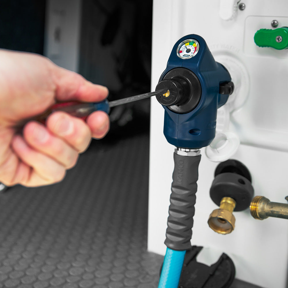 Regulador de presión de agua ajustable de 90 grados Camco con manómetro