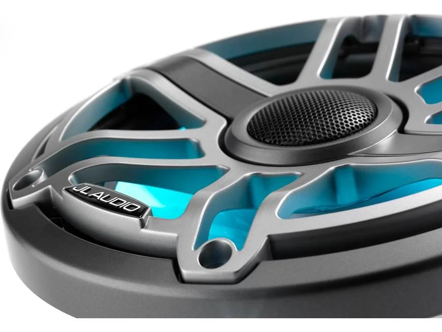 Altavoces coaxiales marinos JL Audio serie M6 de 7.7" con rejilla deportiva gris metálico e iluminación LED Transflective™ - M6-770X-S-GmTi-i