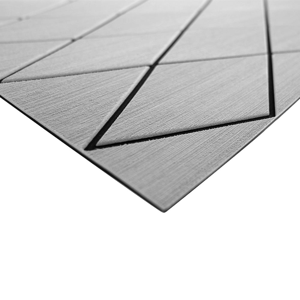 Hoja completa SeaDek de 40" x 80" (1016 mm x 2032 mm) y 6 mm de dos colores con diseño de diamante - Textura cepillada - Gris tormenta/Negro